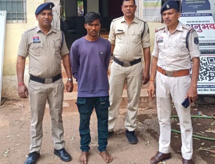 सीपत पुलिस की बड़ी कार्यवाही: अपहरण के आरोपी की गिरफ्तारी...पाक्सो एक्ट के तहत आरोपी को न्यायिक रिमांड पर जेल भेजा गया...आपरेशन मुस्कान के तहत अपह्रत नाबालिग बालिका सकुशल बरामद