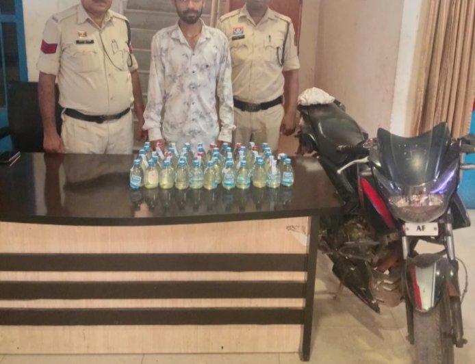 चकरभाठा पुलिस की बड़ी कार्रवाई: 52 पाव अवैध शराब के साथ आरोपी गिरफ्तार, मोटरसाइकिल जब्त