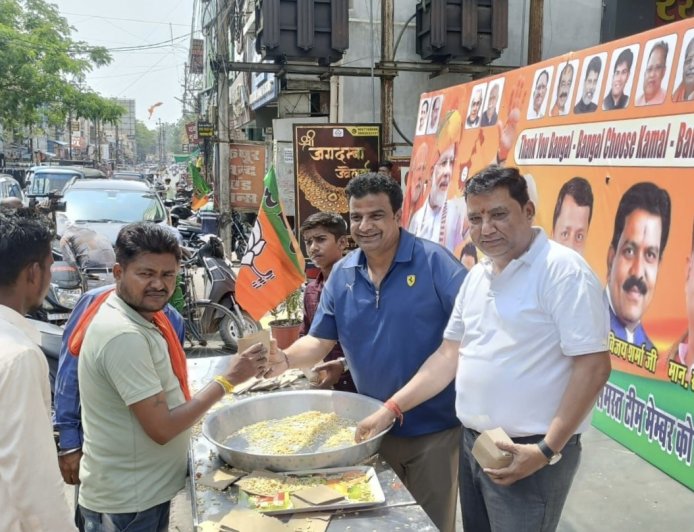 कमल सोनी का अनोखा अंदाज़ बंगाल जीत पर शहरवासियों को खिलाई झालमुड़ी