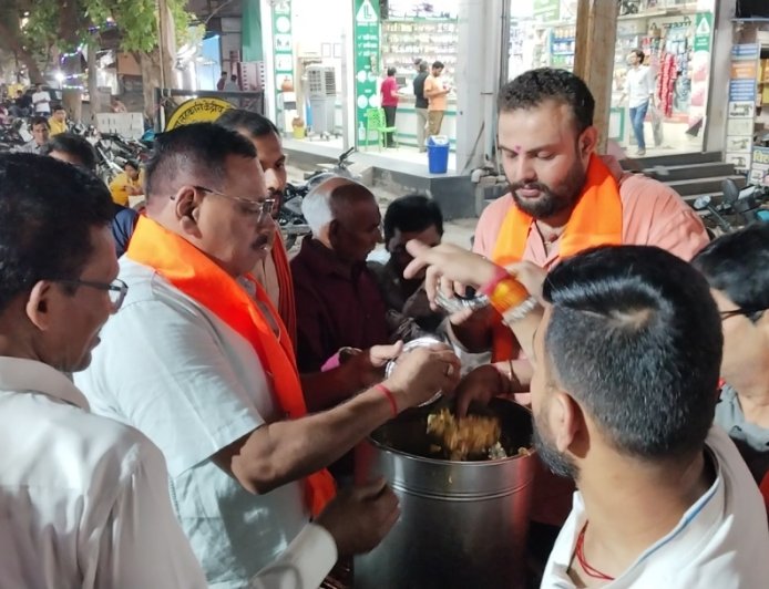 बंगाल जीत पर बिलासपुर में अनोखा जश्न भाजपा कार्यकर्ताओं ने बांटी झालमुड़ी, बाजे-गाजे के साथ मनाई खुशी