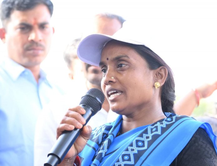 सुशासन तिहार: सरोधी की चौपाल में दिखी बदलाव की कहानी सुशासन तिहार...महतारी वंदन योजना से सशक्त हुई केकती बाई की जिंदगी