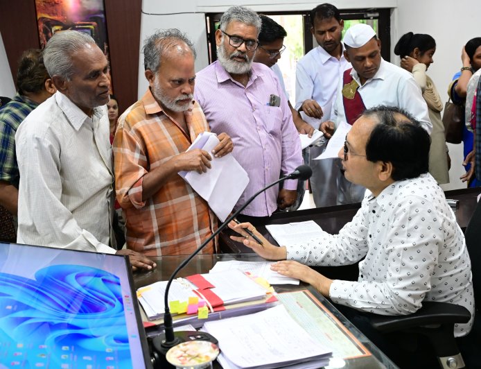 जनदर्शन में 103 आवेदनों पर हुई सुनवाई, कलेक्टर ने शिकायतों के त्वरित निराकरण के दिए निर्देश...पीएम आवास राशि गबन, पेयजल संकट, अतिक्रमण, अवैध खनन और राजस्व मामलों पर प्रशासन ने दिखाई गंभीरता