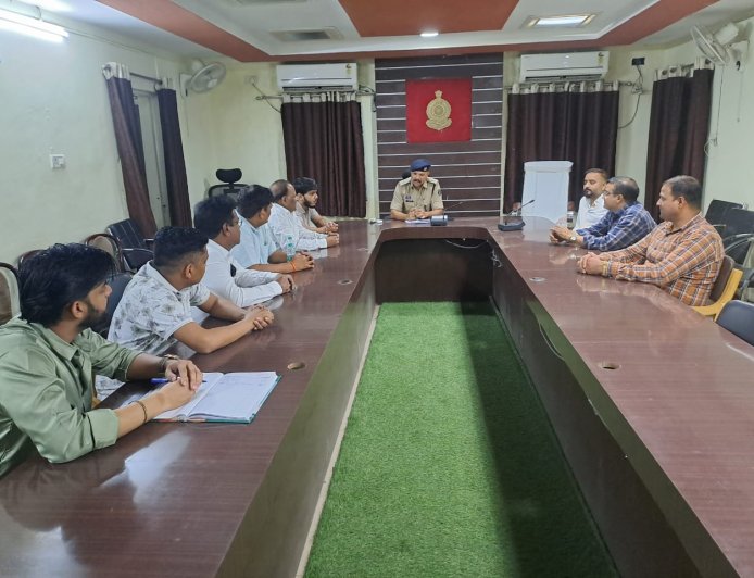 “सजग कोरबा – सतर्क कोरबा” अभियान के तहत सर्राफा व्यापारियों की सुरक्षा को लेकर कोरबा पुलिस की अहम बैठक..SP सिद्धार्थ तिवारी के निर्देशन में व्यापारिक प्रतिष्ठानों की सुरक्षा व्यवस्था मजबूत करने जारी हुए दिशा-निर्देश...सर्राफा दुकानों और गोल्ड लोन कंपनियों में CCTV कैमरे, सुरक्षा गार्ड एवं रिकॉर्ड संधारण अनिवार्य करने पर जोर...संदिग्ध गतिविधियों की तत्काल सूचना तत्काल पुलिस को देने व्यापारियों से की गई अपील