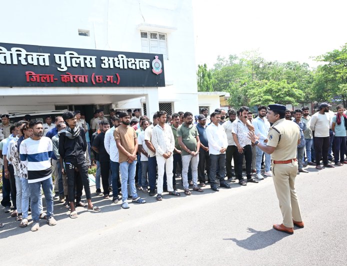 सजग कोरबा -सतर्क कोरबा अभियान के तहत 90 से अधिक निगरानी बदमाशों की परेड, अपराध से दूर रहने की कड़ी चेतावनी