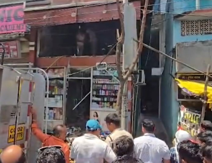 रानी फैंसी स्टोर में भीषण आग, लाखों का सामान जलकर खाक