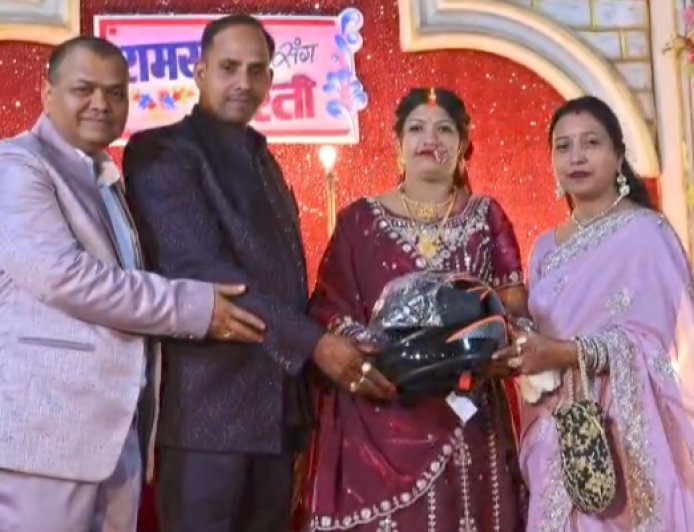 वर-वधु को 100वां हेलमेट भेंट, गुप्ता समाज ने बनाया नया कीर्तिमान
