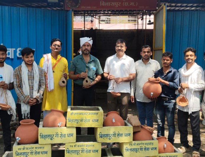 ‘हर घर प्याऊ’ अभियान के तहत गौसेवा धाम ने बांटे जल पात्र, पक्षियों के लिए लगाए सिकोरे और घोंसले