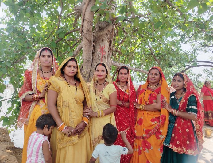 वट सावित्री व्रत पर ग्राम गुड़ी के सुहागिनों ने की पूजा-अर्चना,पति की लंबी आयु की मांगी कामना