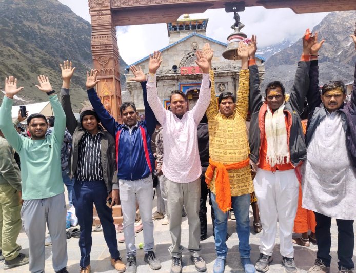 हरदीबाजार से निकले श्रद्धालुओं  ने चारों धाम यात्रा के दौरान बाबा केदारनाथ,बद्रीनाथ धाम का किया दर्शन