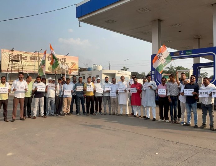 पेट्रोल-डीजल की बढ़ती कीमतों के विरोध में तिफरा ब्लॉक कांग्रेस का धरना-प्रदर्शन
