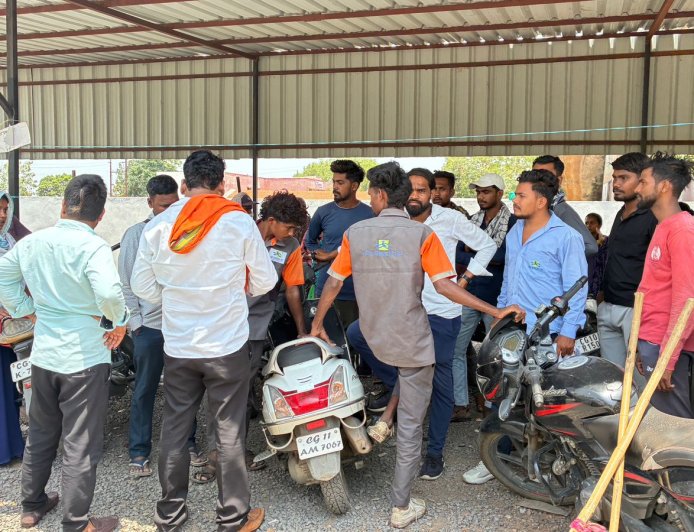 स्लग -  सफाईकर्मी महिला से सरेआम छेड़छाड़! ड्यूटी के दौरान हाथ पकड़कर खींचने और अश्लील गालियां देने का आरोप,,,,