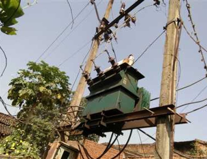 ट्रांसफार्मर खराब होने से गांव अंधेरे में डूबा,भीषण गर्मी में ग्रामीणों का हाल बेहाल...सरपंच और जनप्रतिनिधियों पर ग्रामीणों का फुटा ग़ुस्सा
