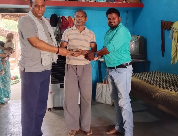 दुख की घड़ी में पंचायत बनी सहारा,सरपंच संजय राज ने परिवारों को दी आर्थिक सहयोग