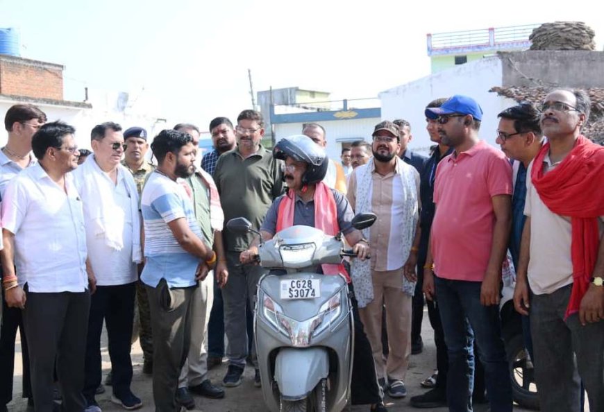 स्कूटी पर सवार उप मुख्यमंत्री अरुण साव का लोरमी दौरा,विकास कार्यों का लिया जायजा