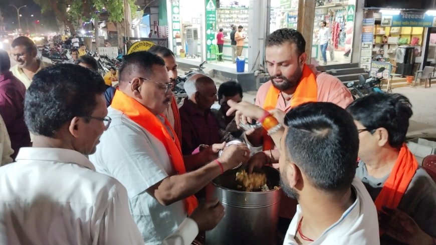 बंगाल जीत पर बिलासपुर में अनोखा जश्न भाजपा कार्यकर्ताओं ने बांटी झालमुड़ी, बाजे-गाजे के साथ मनाई खुशी