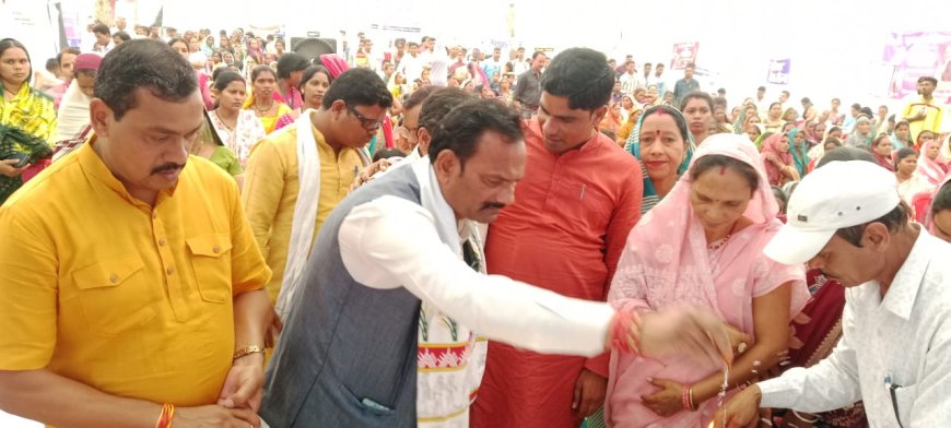 सुशासन तिहार : सोंठी समाधान शिविर में 66 आवेदनों का मौके पर निराकरण...हितग्राहियों को मिली विभिन्न योजनाओं की सौगात...बड़ी संख्या में ग्रामीणों ने लिया शिविर का लाभ