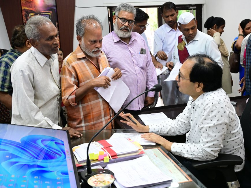 जनदर्शन में 103 आवेदनों पर हुई सुनवाई, कलेक्टर ने शिकायतों के त्वरित निराकरण के दिए निर्देश...पीएम आवास राशि गबन, पेयजल संकट, अतिक्रमण, अवैध खनन और राजस्व मामलों पर प्रशासन ने दिखाई गंभीरता