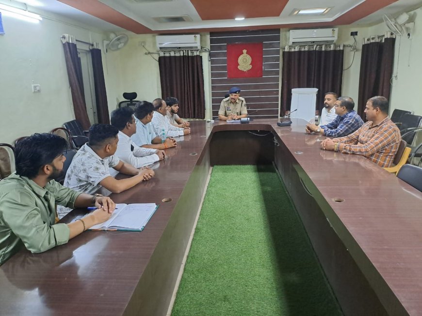 “सजग कोरबा – सतर्क कोरबा” अभियान के तहत सर्राफा व्यापारियों की सुरक्षा को लेकर कोरबा पुलिस की अहम बैठक..SP सिद्धार्थ तिवारी के निर्देशन में व्यापारिक प्रतिष्ठानों की सुरक्षा व्यवस्था मजबूत करने जारी हुए दिशा-निर्देश...सर्राफा दुकानों और गोल्ड लोन कंपनियों में CCTV कैमरे, सुरक्षा गार्ड एवं रिकॉर्ड संधारण अनिवार्य करने पर जोर...संदिग्ध गतिविधियों की तत्काल सूचना तत्काल पुलिस को देने व्यापारियों से की गई अपील