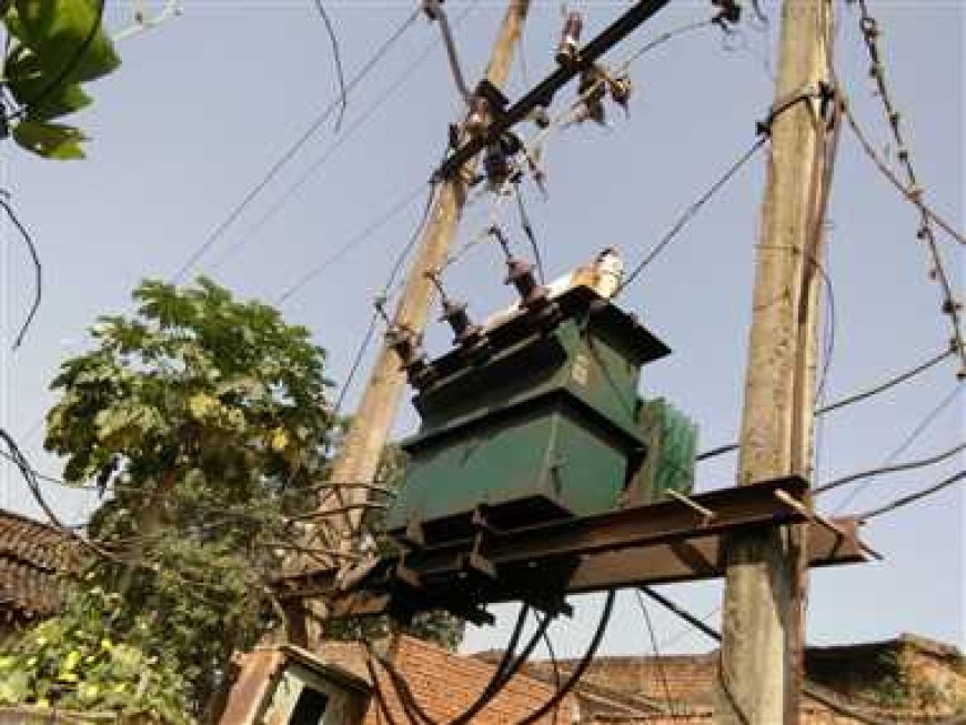 ट्रांसफार्मर खराब होने से गांव अंधेरे में डूबा,भीषण गर्मी में ग्रामीणों का हाल बेहाल...सरपंच और जनप्रतिनिधियों पर ग्रामीणों का फुटा ग़ुस्सा