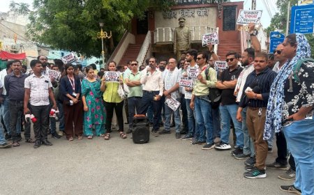 पत्रकारों की हुंकार से गूंजा बिलासपुर: ‘सच की आवाज नहीं दबेगी’, पत्रकार सुरक्षा कानून समेत विभिन्न मांगों को लेकर  पत्रकारों का धरना प्रदर्शन