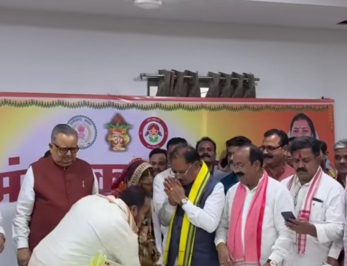बेमेतरा विधायक दीपेश साहू के सामूहिक विवाह समारोह में शामिल हुए मुख्यमंत्री सहित कई नेता शामिल हुए