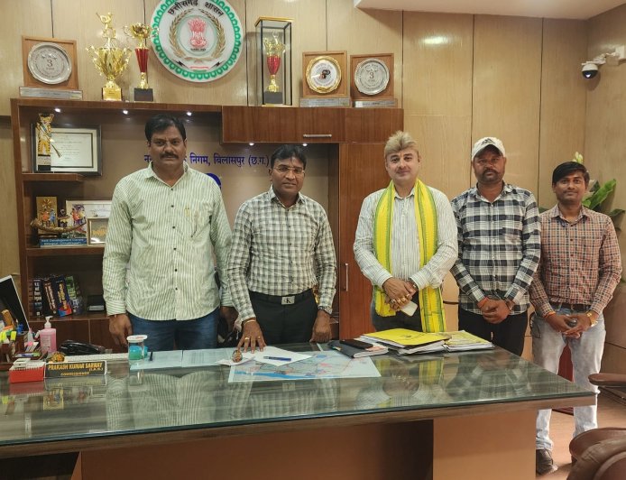 कांग्रेस नेता त्रिलोक श्रीवास ने सहयोगियों सहित किया निगम आयुक्त से भेंट, कोनी बिरकोना मार्ग पर स्ट्रीट लाइट, अशोकनगर रोड सहित विभिन्न मांगों को लेकर दिया ज्ञापन