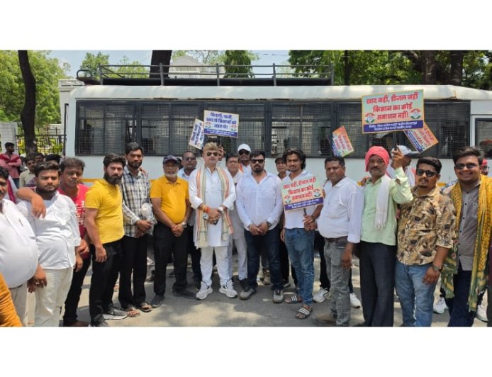कांग्रेस नेता त्रिलोक श्रीवास के नेतृत्व में सैकड़ो कांग्रेस जन कलेक्टोरेंट घेराव में शामिल,, जिला कांग्रेस कमेटी