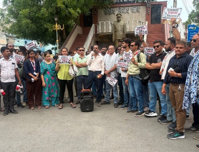 पत्रकारों की हुंकार से गूंजा बिलासपुर: ‘सच की आवाज नहीं दबेगी’, पत्रकार सुरक्षा कानून समेत विभिन्न मांगों को लेकर  पत्रकारों का धरना प्रदर्शन