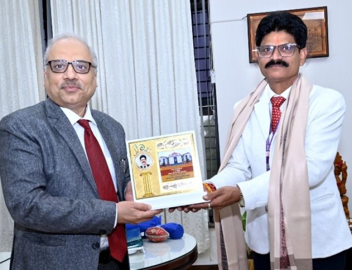 हाईकोर्ट के असिस्टेंट रजिस्ट्रार एफ.के. बिसेन सेवानिवृत्त, मुख्य न्यायाधीश ने किया सम्मानित