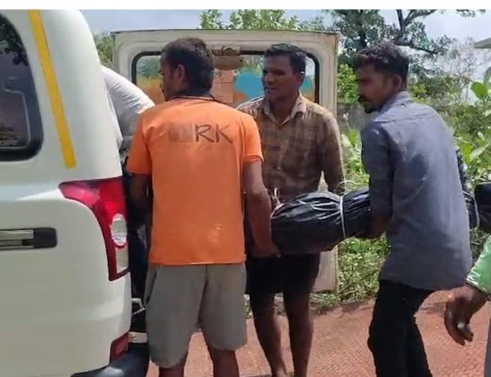 बड़ा हादसा: खेत में तार लगाते समय करंट की चपेट में आने से मां के साथ दो बेटों की मौत, गांव में पसरा मातम