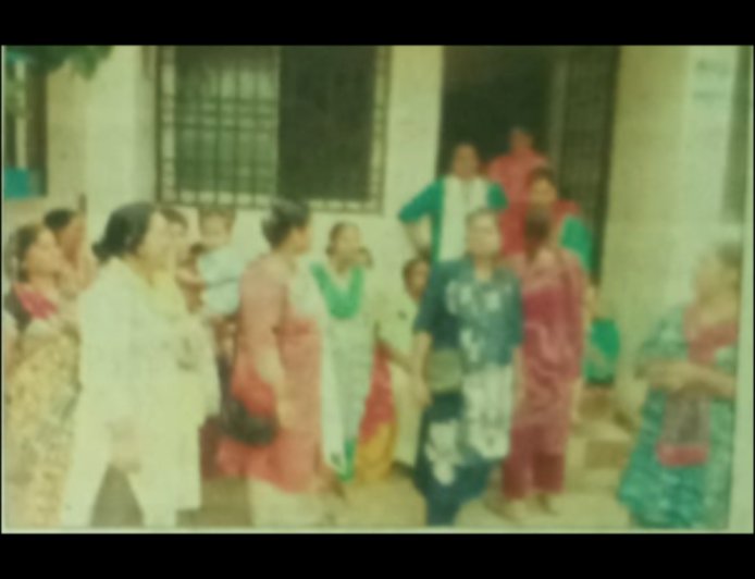 बिजली समस्या से त्रस्त सकरी की महिलाओं ने घेरा बिजली दफ्तर, जेई के न मिलने पर दी उग्र आंदोलन और आज बंद की चेतावनी।