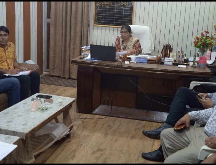 भारी बारिश के बाद मौसमी बीमारियों को लेकर स्वास्थ्य विभाग अलर्ट* *सीएमएचओ ने आकस्मिक बैठक लेकर की हालात की समीक्षा* *45 कॉम्बेट टीमों को 24×7 अलर्ट रहने के निर्देश