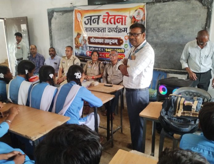 कारगिल विजय दिवस पर पुलिस-विद्यार्थी संवाद, छात्रों को कानून और साइबर सुरक्षा की जानकारी