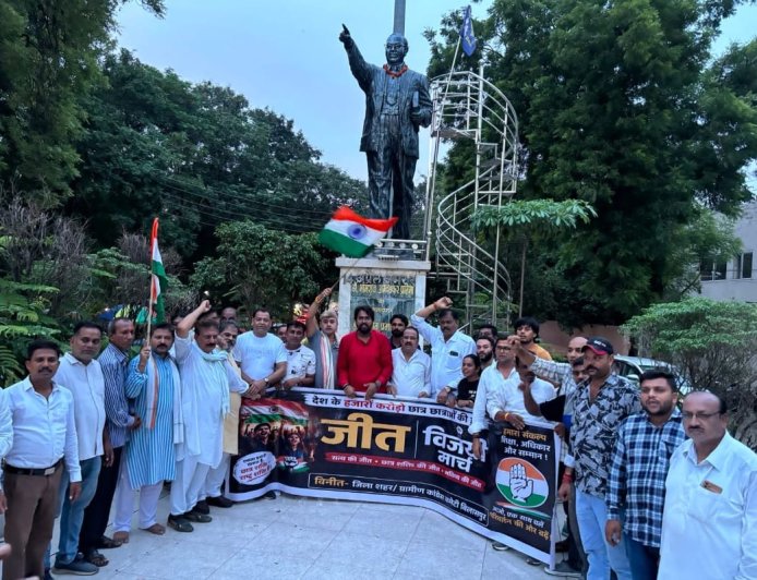 कांग्रेस की विजय यात्रा में त्रिलोक श्रीवास दर्जनों समर्थकों के साथ हुए शामिल