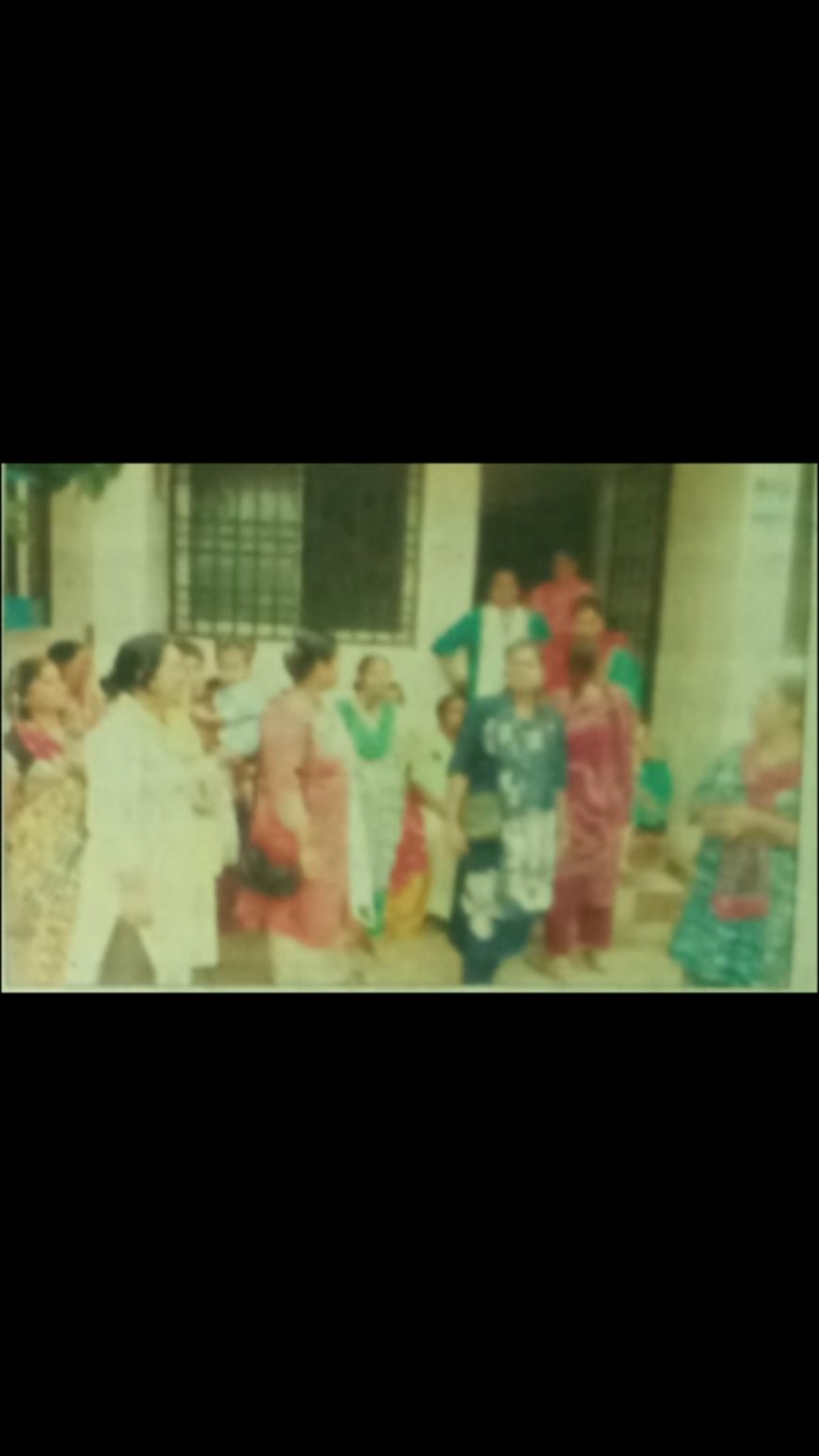 बिजली समस्या से त्रस्त सकरी की महिलाओं ने घेरा बिजली दफ्तर, जेई के न मिलने पर दी उग्र आंदोलन और आज बंद की चेतावनी।