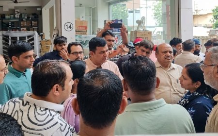 आवासीय क्षेत्र में कमर्शियल गतिविधियों से 50 परिवार परेशान, विरोध के बाद नगर निगम ने बंद किया भारी वाहनों का रास्ता