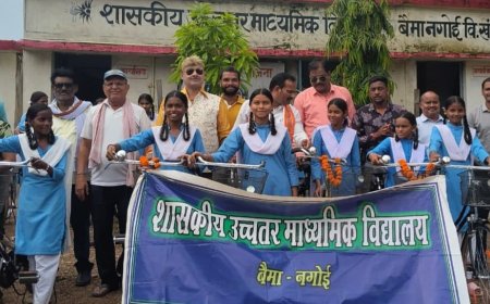 बैमा शासकीय स्कूल में छात्राओं को साइकिल वितरण...त्रिलोक श्रीवास बोले...बेटियां पढ़ेंगी तो राष्ट्र बढ़ेगा
