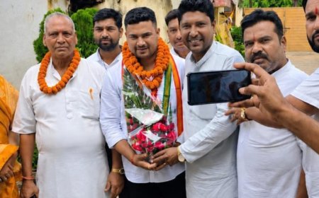 बिलासपुर आगमन पर युवा कांग्रेस प्रदेश अध्यक्ष पद के प्रत्याशी सत्येंद्र कुमार चेलक का जिला कांग्रेस सचिव संजीव पाल ने किया आत्मीय स्वागत
