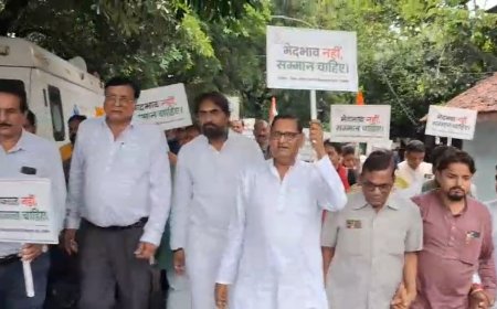 हल्द्वानी की घटना के विरोध में कांग्रेस का आक्रोश मार्च, अंबेडकर चौक पर सत्याग्रह