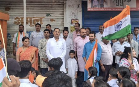 स्वतंत्रता दिवस पर रविंद्र सिंह ने किया ध्वज वंदन, बच्चों को बांटी शैक्षणिक सामग्री