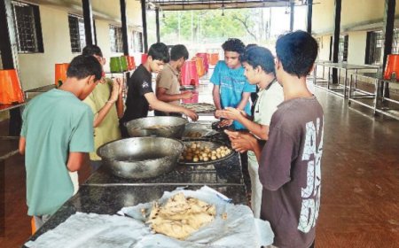 15 करोड़ की इमारत, फिर भी बेबस छात्र: 30 कमरों में 300 बच्चे, पढ़ाई छोड़ खुद बना रहे खाना