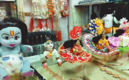 बिलासपुर में जन्माष्टमी की धूम: बांसुरी, मुकुट और कान्हा के पोशाकों से सजा गोलबाजार, दही हांडी लूट की तैयारियां तेज