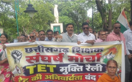 छत्तीसगढ़ में शिक्षकों का हल्लाबोल: TET अनिवार्यता के खिलाफ बारिश में निकाली 'TET मुक्ति रैली', 5 सूत्रीय मांगों पर अड़े