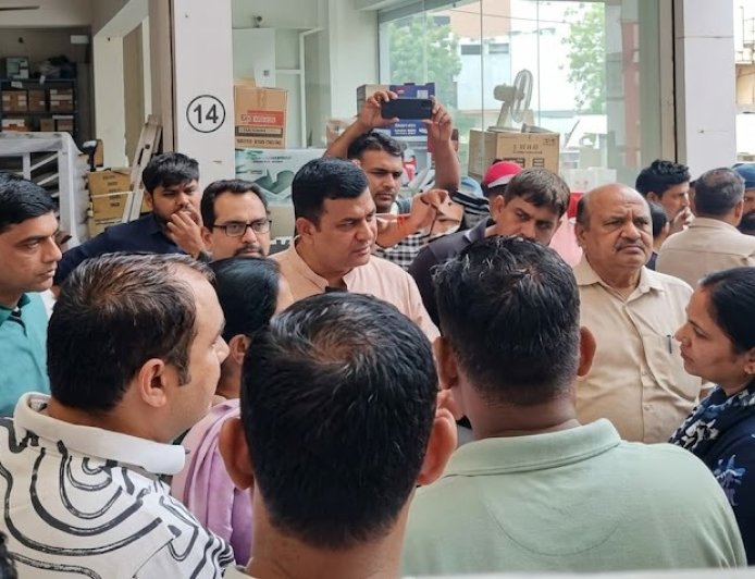 आवासीय क्षेत्र में कमर्शियल गतिविधियों से 50 परिवार परेशान, विरोध के बाद नगर निगम ने बंद किया भारी वाहनों का रास्ता