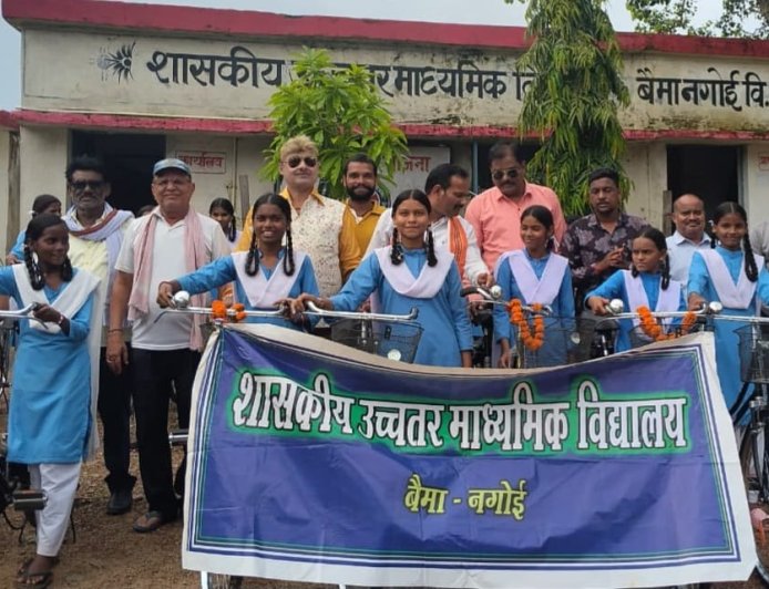 बैमा शासकीय स्कूल में छात्राओं को साइकिल वितरण...त्रिलोक श्रीवास बोले...बेटियां पढ़ेंगी तो राष्ट्र बढ़ेगा