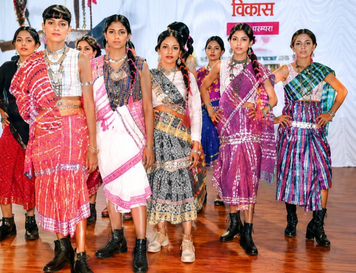 गोलियों की गूंज छोड़ मुख्यधारा में लौटी महिला नक्सली, मंच पर किया आत्मसमर्पण