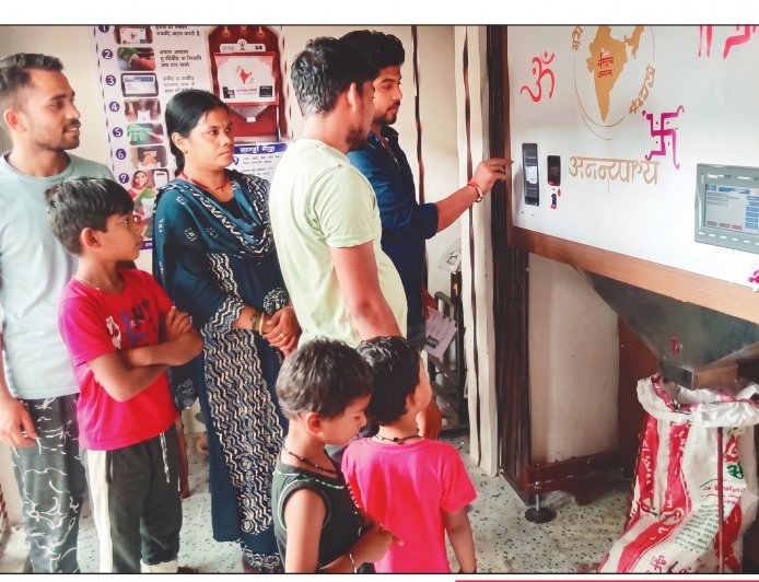 बिलासपुर: जनरेटर न होने से पहले ही दिन फेल हुई ग्रेन एटीएम की व्यवस्था, सिर्फ 8 लोगों को मिला चावल