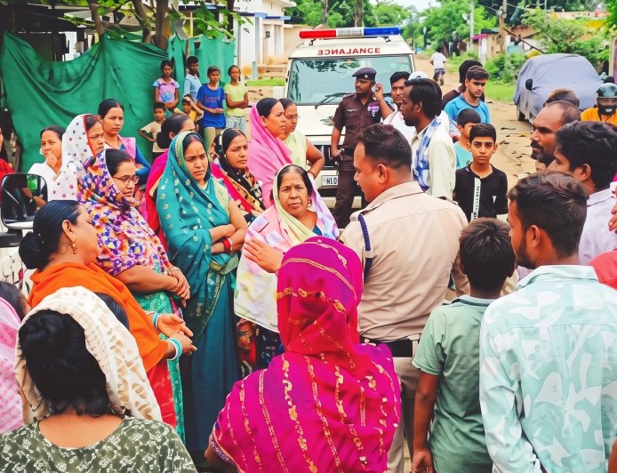 सिरगिट्टी क्षेत्र में लो वोल्टेज का हाहाकार: ग्रामीणों ने घेरा बिजली अमला, पुलिस ने संभाला मोर्चा
