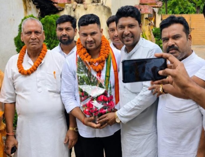 बिलासपुर आगमन पर युवा कांग्रेस प्रदेश अध्यक्ष पद के प्रत्याशी सत्येंद्र कुमार चेलक का जिला कांग्रेस सचिव संजीव पाल ने किया आत्मीय स्वागत