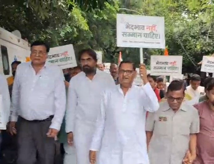 हल्द्वानी की घटना के विरोध में कांग्रेस का आक्रोश मार्च, अंबेडकर चौक पर सत्याग्रह